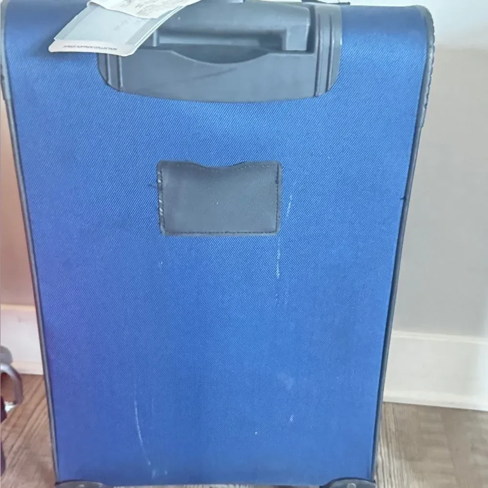 U.S. Traveler Aviron Bay exp. Softside Wheels,Navy, carry on Spinner Luggage